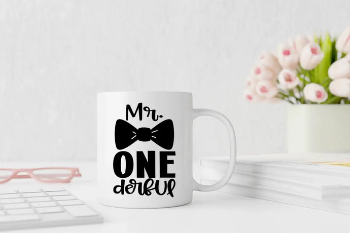 Ein humorvolles Bild einer Tasse mit dem Schriftzug 'Mr. One-derful,' ein cleveres Wortspiel für 'wonderful.' Diese Tasse feiert die Einzigartigkeit auf humorvolle Weise und ist das ideale Geschenk, um jemandem zu zeigen, wie großartig er ist