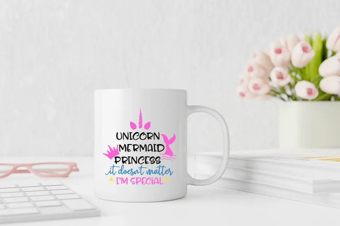 Bild einer Tasse mit dem humorvollen Schriftzug 'Unicorn Mermaid Princess, it doesn't matter, I'm special.