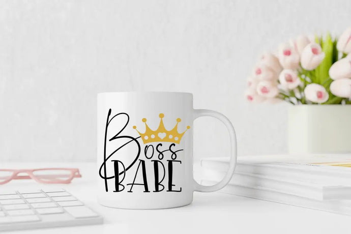 Bild der 'Boss Babe' Tasse mit dem selbstbewussten Schriftzug und einer Krone darüber.