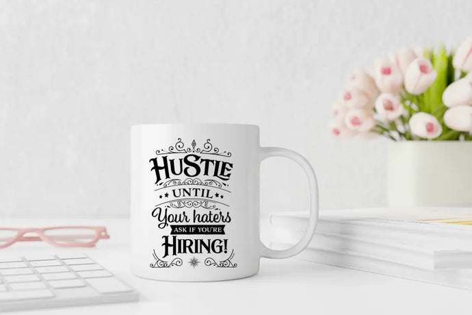Bild der 'Hustle Until Your Haters Ask if You Are Hiring' Tasse mit dem motivierenden Schriftzug