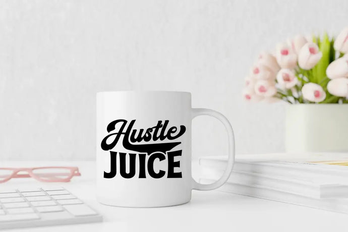 Bild der 'Hustle Juice' Tasse mit dem kreativen Schriftzug 'Hustle Juice
