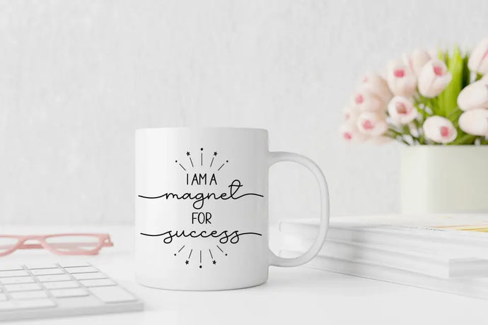 Bild der 'I am a Magnet for Success' Tasse mit dem selbstbewussten Schriftzug 'I am a magnet for success